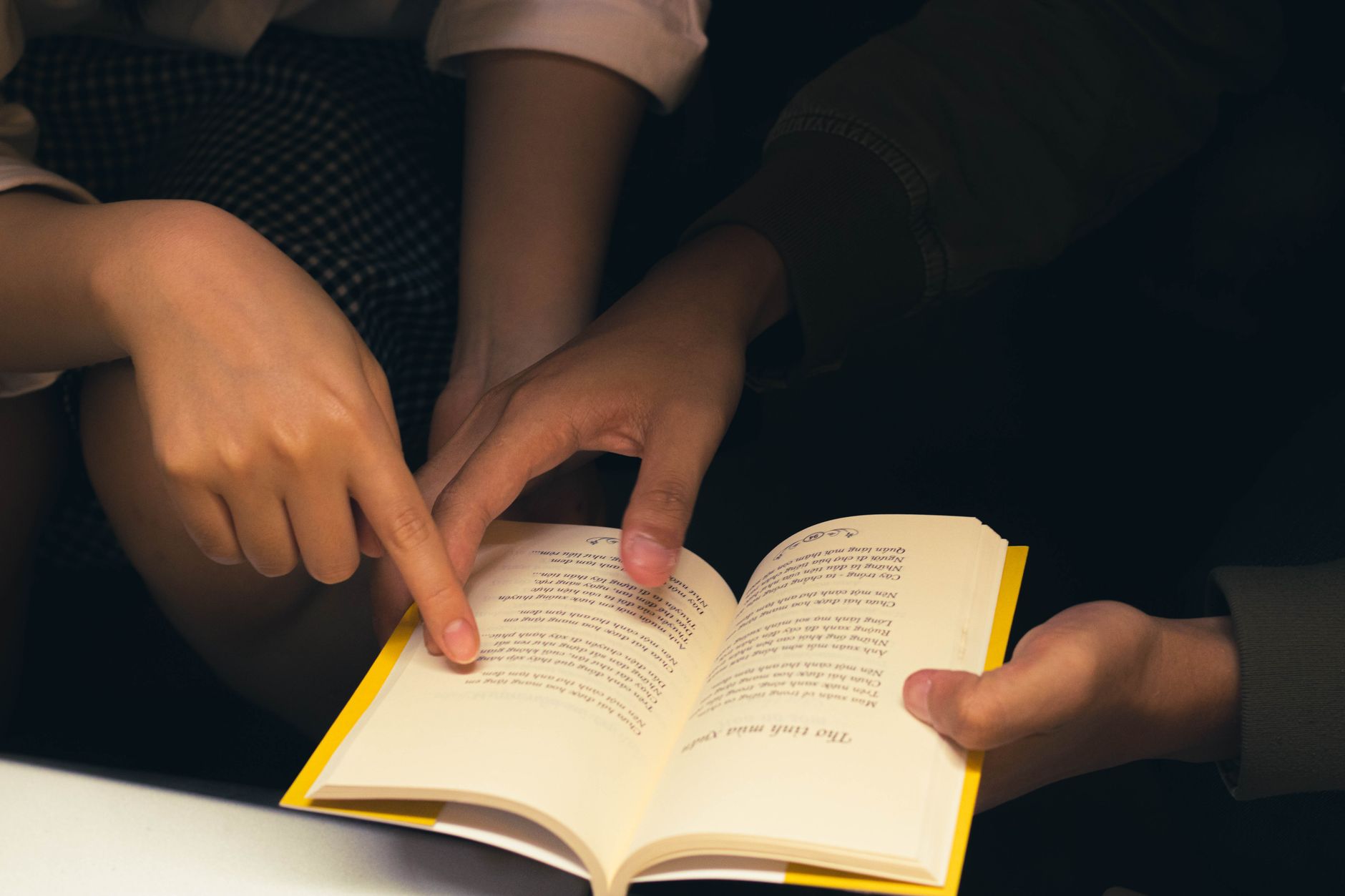 Pourquoi les séances de lecture improvisées avec papa sont-elles si précieuses ?