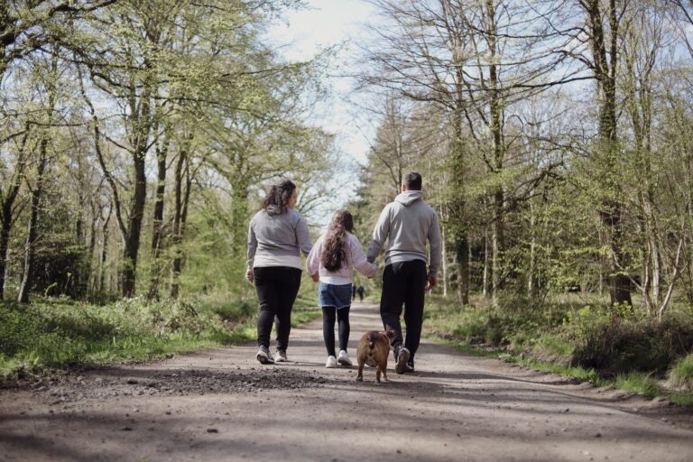 Comment papa et la balade en forêt renforcent les liens familiaux ?