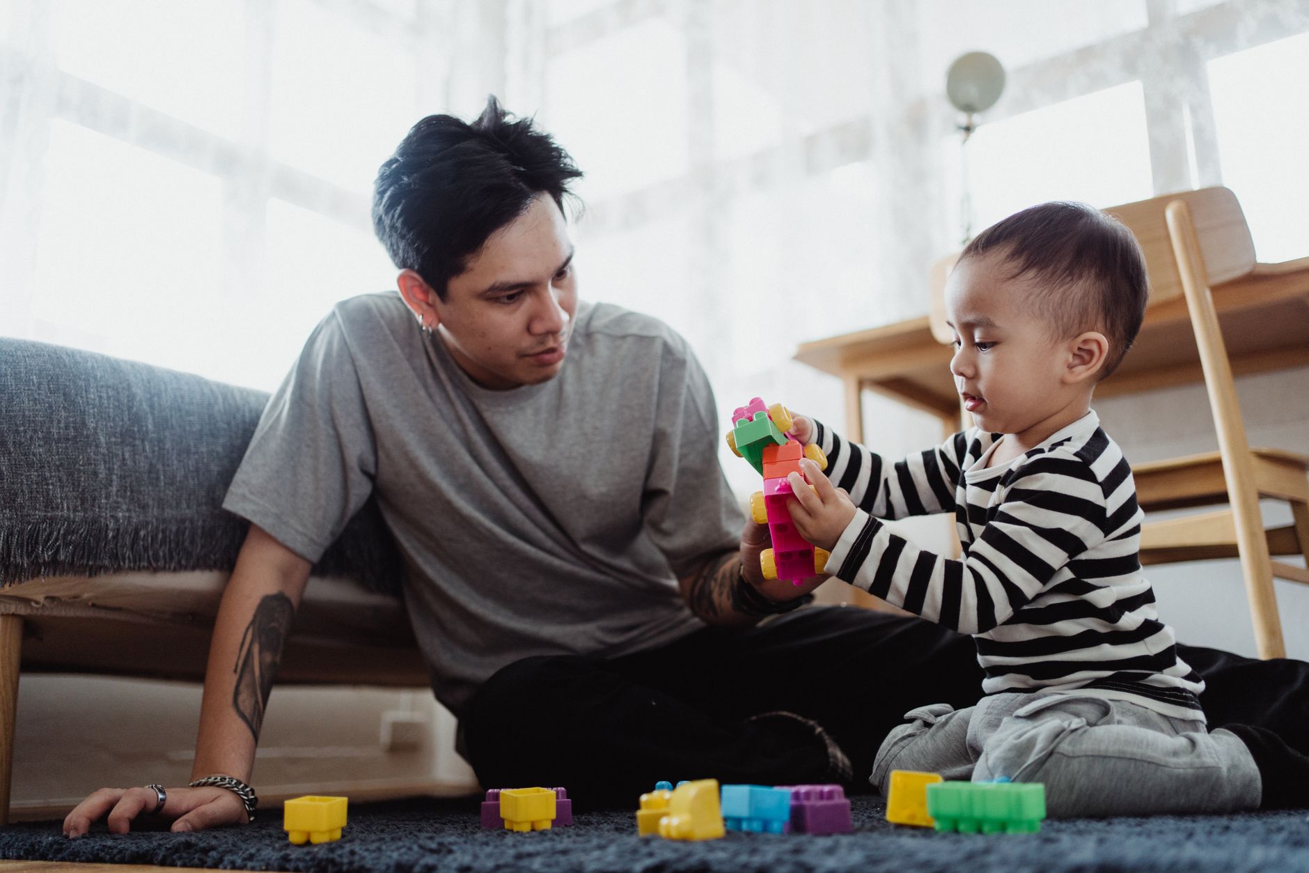 Comment papa peut-il participer aux jeux de construction ?