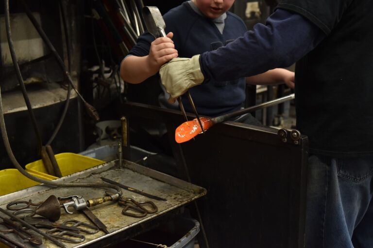 Comment papa peut-il encourager la créativité de ses enfants à travers les ateliers d&rsquo;art ?