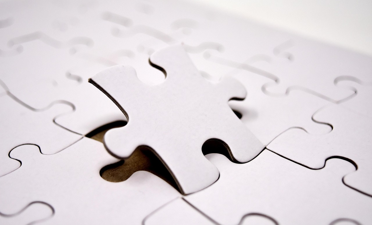 Dernière pièce d'un puzzle blanc posée à côté de l'emplacement vide qu'elle doit combler
