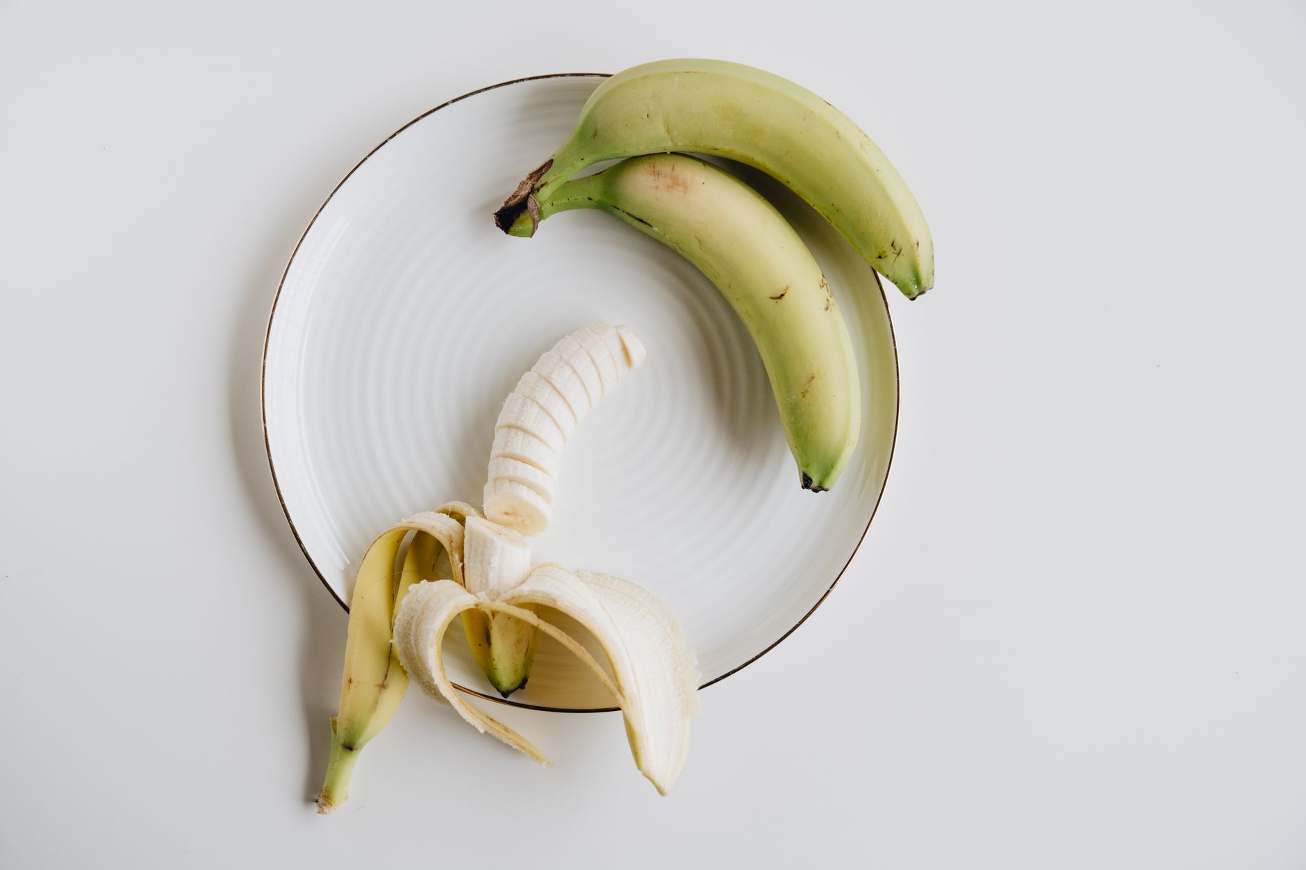 Les fils blancs de la banane sont comestibles, mais leur intérêt nutritionnel reste modeste